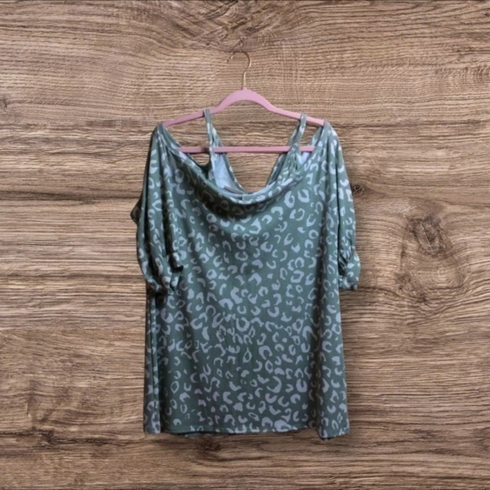 🎈3/$20! 
NWT Carole Christian XL green, cold shoulder animal print tunic.